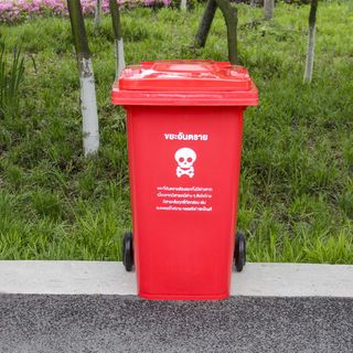 ICLEAN ถังขยะเทศบาลฝาเรียบทรงเหลี่ยม 240 ลิตร รุ่น TG51805-RE ขนาด 74x59x100 ซม. สีแดง (ขยะอันตราย) 1/4