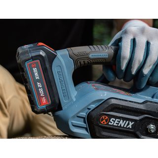 SENIX เลื่อยโซ่ไร้สายBrushless ขนาด10นิ้ว 20V(Max) มอเตอร์ รุ่นCSX2-M1-EU สีน้ำเงินดำ (พร้อมแบตเตอรี่4.0Ah 1ก้อนและแท่นชาร์ต1อัน)