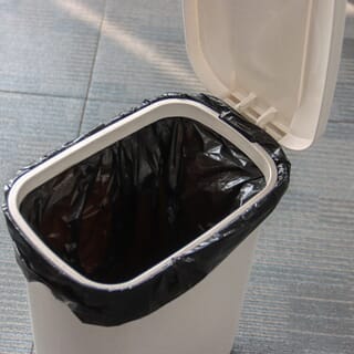 KLEANZY ถังขยะเหยียบเหลี่ยมทรงแคบ 6.5 ลิตร ขนาด 16x25.5x31 ซม. รุ่น TG50720 สีครีม