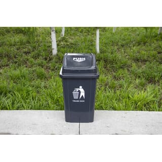 Kleanzy ถังขยะฝาสวิงทรงเหลี่ยม 100 ลิตร ขนาด 49x49x87 ซม. รุ่น TG59174 สีเทา