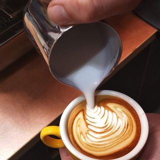 ADAMAS เหยือกตีฟองนมสเตนเลส 600 มล. EAMONN-02 สีเงิน