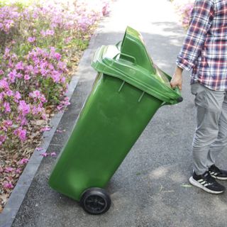 KLEANZY ถังขยะเทศบาลฝาสวิงทรงเหลี่ยม 120 ลิตร รุ่น TG51804H-GN ขนาด 57x46x93-106 ซม. สีเขียว (ขยะเปียก) 1/4