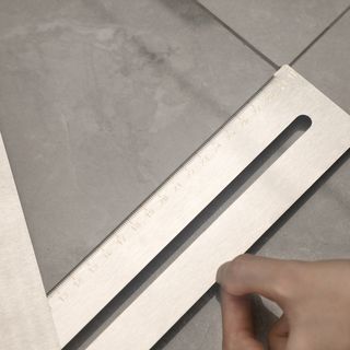 HUMMER  ไม้บรรทัดสเตนเลสวัดตำแหน่งเจาะรูกระเบื้อง รุ่น JGDW4036 สีเงิน  3 ขนาด 25/40/45mm (8X60X2.5cm) 