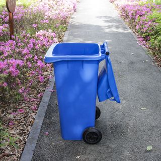 KLEANZY ถังขยะเทศบาลฝาสวิงทรงเหลี่ยม 120 ลิตร ขนาด 57x46x93-106 ซม. รุ่น TG51804H-BU สีน้ำเงิน (ขยะทั่วไป)