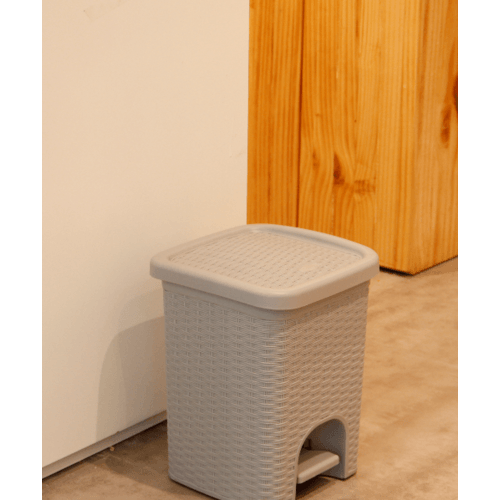 ICLEAN ถังขยะเหยียบเหลี่ยมลายสาน 10 ลิตร ขนาด 24.5x24.5x32ซม. รุ่น TG54603 สีเทา