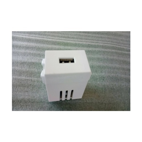 - เต้ารับ USB Input AC220v Output DC 5v2.1A ขาว
