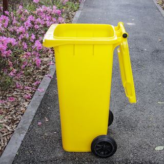 KLEANZY ถังขยะเทศบาลฝาเรียบทรงเหลี่ยม 120 ลิตร รุ่น TG51804-YL ขนาด 57x46x93 ซม. สีเหลือง (ขยะรีไซเคิล) 1/4