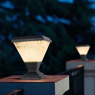 EILON โคมไฟหัวเสาโซลาร์เซลล์ทรงเหลี่ยมลายตรง 15W ปรับได้ 2 แสง พร้อมรีโมทคอลโทรล รุ่น EZTD-FZSW-15W สีดำ