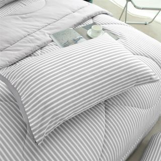 TRUFFLE ชุดเครื่องนอนพร้อมผ้านวม 4 ชิ้น รุ่น Yume-01 ขนาด 3.5ฟุต สีเทา