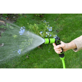 Tree O Plus ปืนฉีดน้ำแบบควบคุมด้วยนิ้วหัวแม่มือปรับ2รูปแบบ พร้อมชุดข้อต่อสวมเร็วครบเช็ต รุ่นGLB-623116-0 สีเขียวดำ