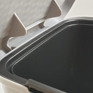 Kleanzy ถังขยะเหยียบเหลี่ยมลายสาน 10 ลิตร ขนาด 24.5x24.5x32 ซม. รุ่น TG54603 สีเทา