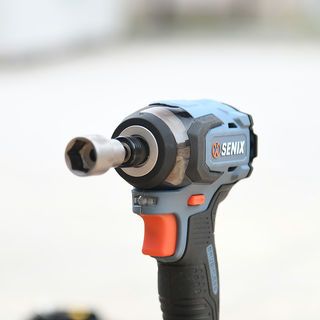 SENIX สว่านไขควงไร้สาย ไร้แปรงถ่าน 20V 1/4นิ้ว รุ่น PDIX2-M2-EU พร้อมแบตเตอรี่ 2.0Ah 1ก้อน และแท่นชาร์ต1อัน