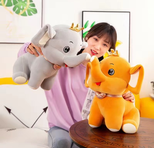 KOJI ตุ๊กตาช้างน้อยใส่มงกุฎแบบนั่ง รุ่น KOJI-02 ขนาด30x35ซม.