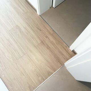 MAC ตัวจบกระเบื้องยาง อลูมิเนียม แบบเหลี่ยม 2.2x200x0.3 ซม. JYPS30 สีเงินเงา