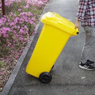 KLEANZY ถังขยะเทศบาลฝาเรียบทรงเหลี่ยม 120 ลิตร รุ่น TG51804-YL ขนาด 57x46x93 ซม. สีเหลือง (ขยะรีไซเคิล) 1/4