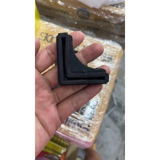 ปืนใหญ่ พลาสติกรองขาเหล็กฉากรู ขนาด 4.2x4.2x1.2ซม. สีดำ บรรจุ 8ชิ้น/ถุง