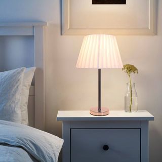 EILON โคมไฟตั้งโต๊ะ ขั้ว E27 ขนาด 25x25x 48cm รุ่น Y001 สีขาว-โครเมียม