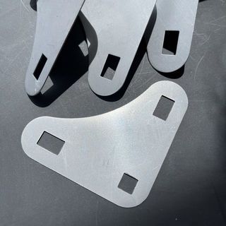 มุมฉาก-ประกอบชั้นเหล็กฉากรู 1.8มิล (20แผ่น/ถุง)