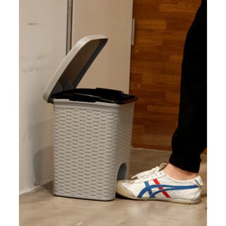 Kleanzy ถังขยะเหยียบเหลี่ยมลายสาน 10 ลิตร ขนาด 24.5x24.5x32 ซม. รุ่น TG54603 สีเทา