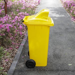 KLEANZY ถังขยะเทศบาลฝาสวิงทรงเหลี่ยม 120 ลิตร ขนาด 57x46x93-106 ซม. รุ่น TG51804H-YL สีเหลือง (ขยะรีไซเคิล)