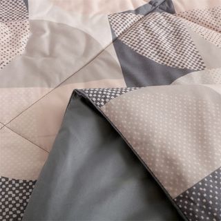 TRUFFLE ชุดเครื่องนอนพร้อมผ้านวม 4 ชิ้น รุ่น Riku-02 ขนาด 3.5ฟุต สีเทา-ชมพู