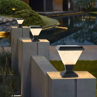 EILON โคมไฟหัวเสาโซลาร์เซลล์ทรงเหลี่ยมลายตรง 15W ปรับได้ 2 แสง พร้อมรีโมทคอลโทรล รุ่น EZTD-FZSW-15W สีดำ