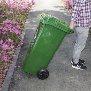 KLEANZY ถังขยะเทศบาลฝาเรียบทรงเหลี่ยม 120 ลิตร รุ่น TG51804-GN ขนาด 57x46x93 ซม. สีเขียว (ขยะเปียก) 1/4