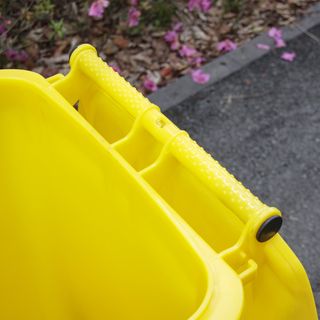 KLEANZY ถังขยะเทศบาลฝาสวิงทรงเหลี่ยม 120 ลิตร ขนาด 57x46x93-106 ซม. รุ่น TG51804H-YL สีเหลือง (ขยะรีไซเคิล)