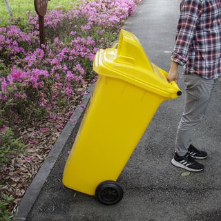 KLEANZY ถังขยะเทศบาลฝาสวิงทรงเหลี่ยม 120 ลิตร ขนาด 57x46x93-106 ซม. รุ่น TG51804H-YL สีเหลือง (ขยะรีไซเคิล)