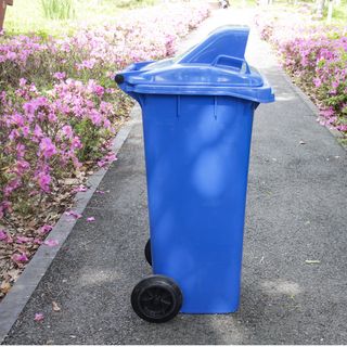 KLEANZY ถังขยะเทศบาลฝาสวิงทรงเหลี่ยม 120 ลิตร ขนาด 57x46x93-106 ซม. รุ่น TG51804H-BU สีน้ำเงิน (ขยะทั่วไป)