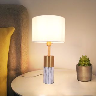 EILON โคมไฟตั้งโต๊ะ ขั้ว E27 ขนาด 30x30x58cm รุ่น Y004 สีขาว-ทอง