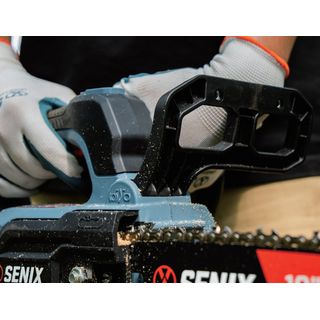 SENIX เลื่อยโซ่ไร้สายBrushless ขนาด10นิ้ว 20V(Max) มอเตอร์ รุ่นCSX2-M1-EU สีน้ำเงินดำ (พร้อมแบตเตอรี่4.0Ah 1ก้อนและแท่นชาร์ต1อัน)