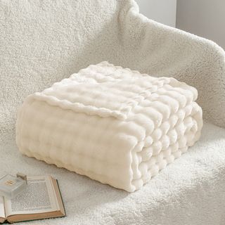 Truffle ผ้าห่ม รุ่น Nako-02 ขนาด 150x200 ซม. สีครีม