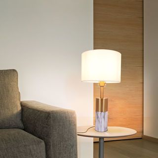 EILON โคมไฟตั้งโต๊ะ ขั้ว E27 ขนาด 30x30x58cm รุ่น Y004 สีขาว-ทอง