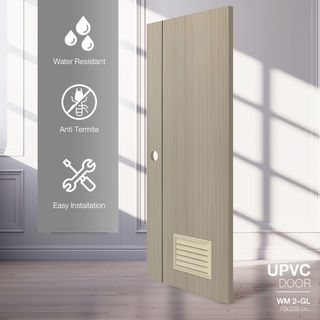 WELLINGTAN ประตู UPVC Profile รุ่น  WT2-GL (สำหรับใช้ห้องน้ำภายใน) เซาะร่องเส้นดำ  เกล็ดล่าง ขนาด 70x200 ซม. สีเมเปิ้ล (เจาะลูกบิด)
