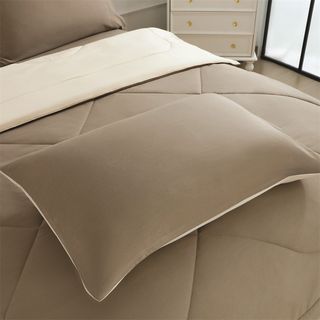 TRUFFLE ชุดเครื่องนอนพร้อมผ้านวม 6 ชิ้น รุ่น Hoshi-02 ขนาด 5ฟุต สีกากี-ครีม